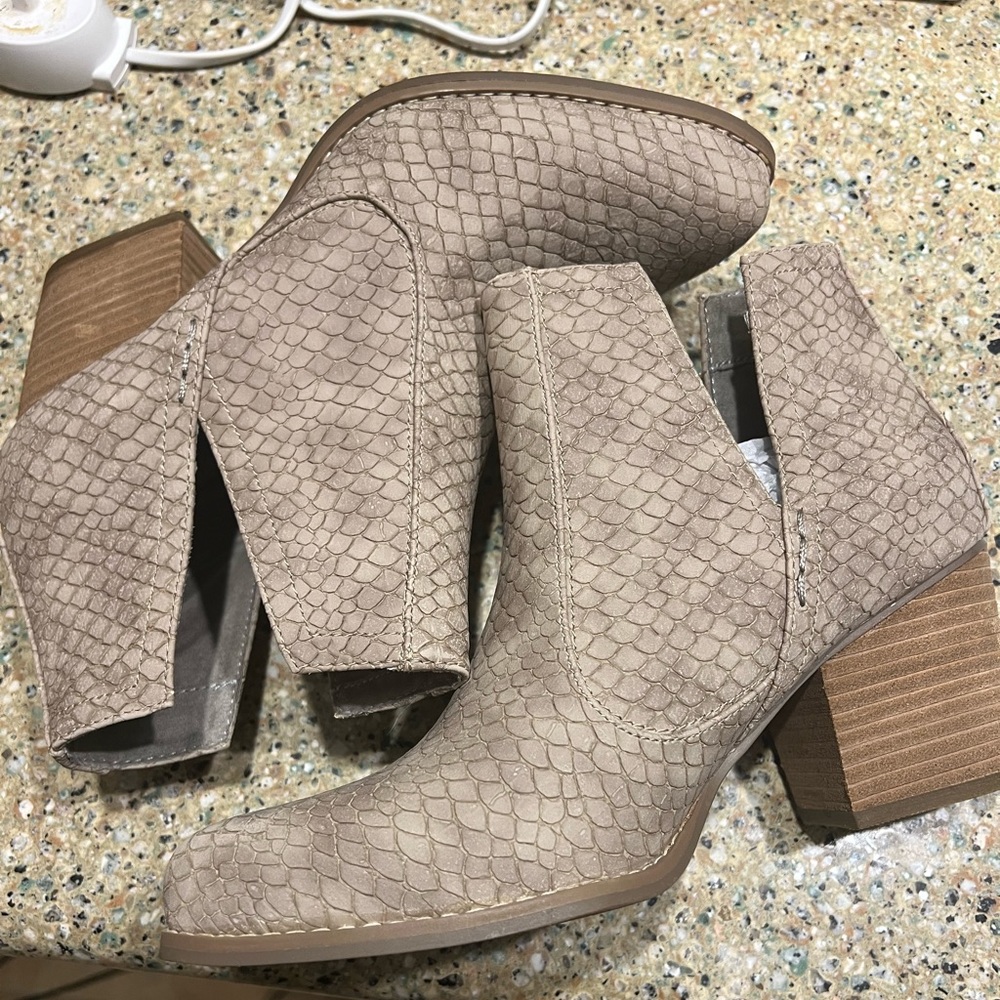 Sz 8 Not Rated tan booties